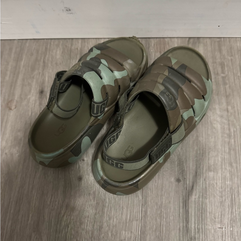 UGG Kids Green Camo Slide Sandals. Size 1 GUC. See pics. Strap can be removed